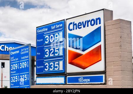 6. Juni 2020 Gilroy / CA / USA - Chevron Emblem und Gaspreise pro Gallone an einer Tankstelle in South San Francisco Bay Area angezeigt Stockfoto