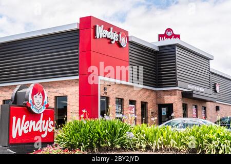 6. Juni 2020 Gilroy / CA / USA - Wendy's Standort in South San Francisco Bay Area Stockfoto