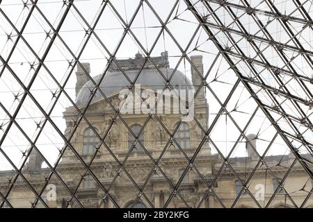 Paris, Frankreich - 18. Mai 2019: Blick auf den Louvre von der unterirdischen Lobby der Pyramide Stockfoto