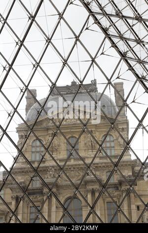 Paris, Frankreich - 18. Mai 2019: Blick auf den Louvre von der unterirdischen Lobby der Pyramide Stockfoto