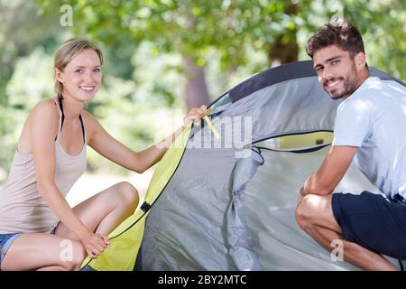 Ein Paar auf Campingurlaub Stockfoto