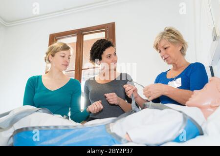 Medizinische Dummy liegt auf Krankenhausbett Stockfoto