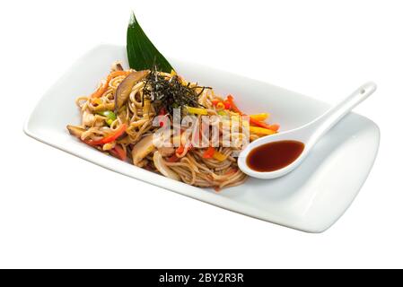 Nudeln mit Hühnerfleisch und Gemüse Stockfoto