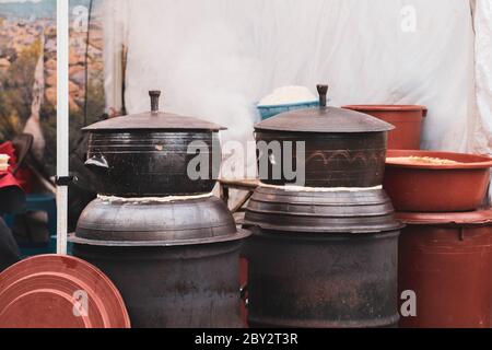 Großer koreanischer traditioneller keramischer Reiskocher mit Rauch, der herauskommt. Korean Stil Steintopf. Stockfoto