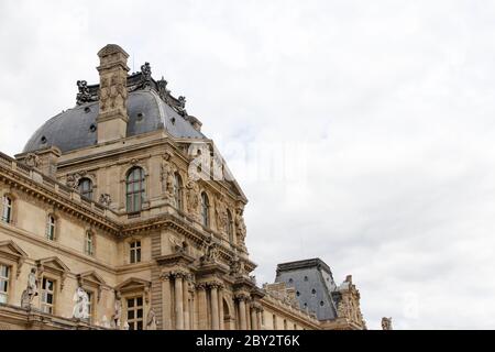 Paris, Frankreich - 18. Mai 2019: Teil der Gebäude des Louvre Stockfoto
