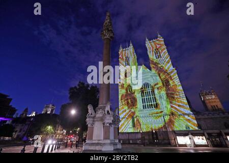 Ein Bild von Charles Dickens wird auf die West Towers der Westminster Abbey in London projiziert, um den 150. Todestag eines der größten Autoren der Nation (Dienstag) zu feiern. Der Dekan von Westminster, der Reverend Dr. David Hoyle, wird einen Kranz niederlegen und Gebete am Grab des Schriftstellers im südlichen Querschiff der Abtei sprechen. Stockfoto