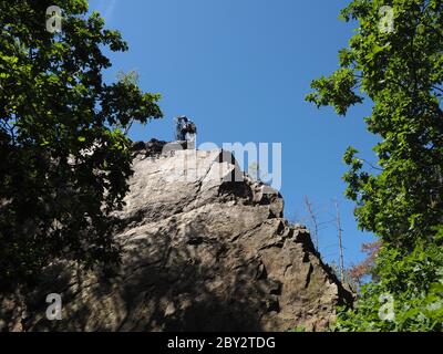 01. Juni 2020, Brandenburg, Uebigau-Wahrenbrück: Der östliche Rand des Rothstein-Felsens in einem Waldgebiet im brandenburgischen Elbe-Elster nordöstlich von Bad Liebenwerda. Der Naturfelsen in der Nähe des Dorfes Rothstein besteht aus Grauwacke (Sedimentgestein) und ist seit 1915 als Naturdenkmal geschützt. 30 Kletterrouten der Schwierigkeitsgrade 1 bis 8 (UIAA) führen laut dem Kletter- und Boulderführer Berlin-Brandenburg zum Gipfel des rund 15 Meter hohen Felsens, der teilweise mit Bolzen an senkrechten und überhängenden Wänden befestigt ist. Foto: Soeren Sta Stockfoto