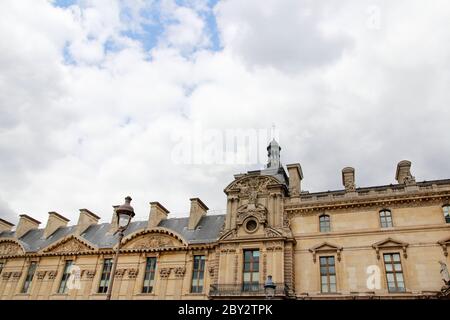 Paris, Frankreich - 18. Mai 2019: Teil der Gebäude des Louvre Stockfoto