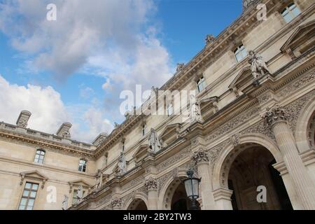 Paris, Frankreich - 18. Mai 2019: Teil der Gebäude des Louvre Stockfoto