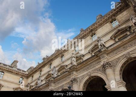Paris, Frankreich - 18. Mai 2019: Teil der Gebäude des Louvre Stockfoto