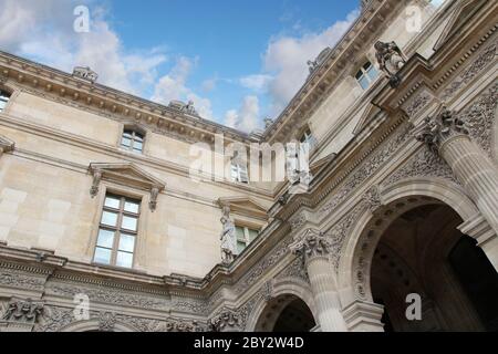 Paris, Frankreich - 18. Mai 2019: Teil der Gebäude des Louvre Stockfoto