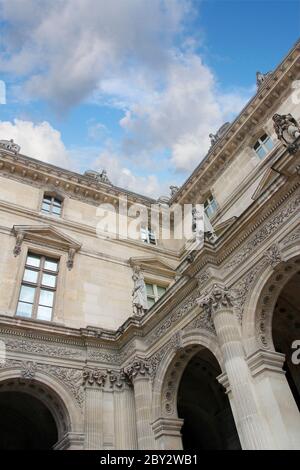 Paris, Frankreich - 18. Mai 2019: Teil der Gebäude des Louvre Stockfoto