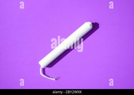 Hygienische Tampons auf einem blauen und lila Hintergrund. Copy Raum, Menstruation Sanitär Tampon für Frauen Hygieneschutz. Kritische Tage. Stockfoto
