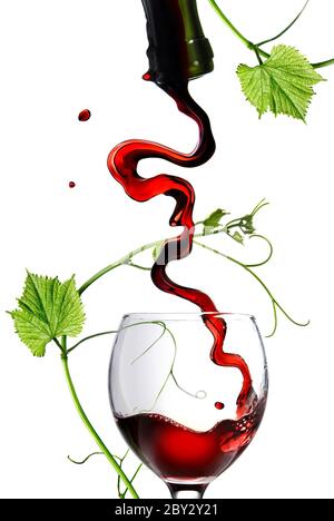Rotwein Glas mit Rute isoliert auf weiss in Gießen Stockfoto