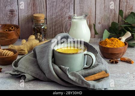 Goldene Kurkuma-Milch mit Zutaten Stockfoto