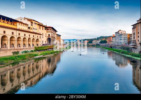 Panoramafotblick auf den Arno, die Hauptwasserstraße der Toskana, die durch die mittelalterliche Stadt Florenz in Italien führt Stockfoto