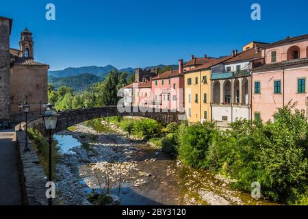 Toskanische Stadt Pontremoli mit Blick auf die bunten Palazzos am Ufer des Flusses Magra. Pontremoli ist eine Stadt in der Region Toskana, Italien. Stockfoto