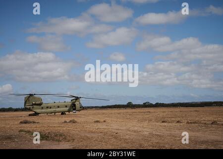 Eine Boeing CH-47 Chinook der Royal Australian Air Force bereitet sich auf den Start vor, um müde Feuerwehrleute von Kangaroo Island nach Adelaide zurückzubringen. Stockfoto