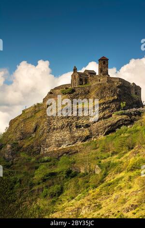 Burg Saint-Ilpize auf einem vulkanischen Gipfel über dem Fluss Allier. Haute-Loire. Auvergne-Rhone-Alpes. Frankreich Stockfoto