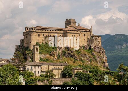 Das Schloss von Bardi in einem bewölkten Tag. Parma Provinz, Emilia und Romagna, Italien. Stockfoto