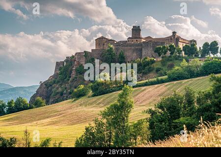 Blick auf die Nordseite des Schlosses von Bardi. Parma Provinz, Emilia und Romagna, Italien. Stockfoto