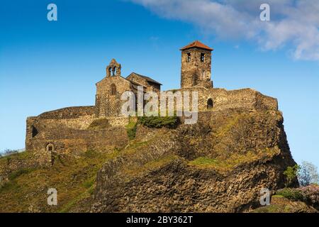 Burg Saint-Ilpize auf einem vulkanischen Gipfel über dem Fluss Allier. Haute-Loire. Auvergne-Rhone-Alpes. Frankreich Stockfoto