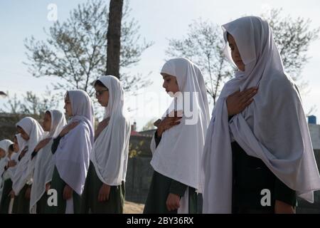 Schüler innerhalb und außerhalb einer Schule in Swat Valley, KPK, Pakistan. Stockfoto