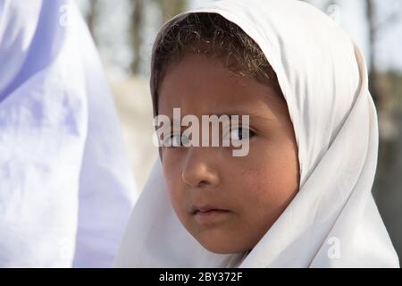 Schüler innerhalb und außerhalb einer Schule in Swat Valley, KPK, Pakistan. Stockfoto