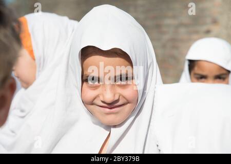 Schüler innerhalb und außerhalb einer Schule in Swat Valley, KPK, Pakistan. Stockfoto