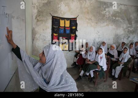 Schüler innerhalb und außerhalb einer Schule in Swat Valley, KPK, Pakistan. Stockfoto