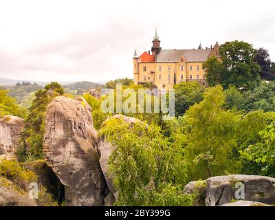 Mittelalterliche Burg Hruba Skala auf einem steilen Sandsteinfelsen in Böhmisches Paradies, oder Cesky Raj, Tschechische Republik Stockfoto