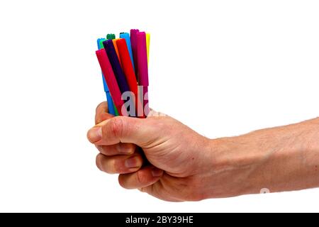 Männliche Hand hält Farbe Marker Stift isoliert auf weißem Hintergrund. Minimalistisches Konzept. Stockfoto