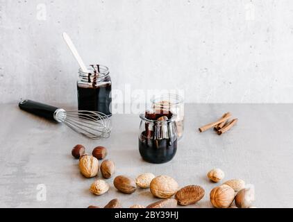 Schokoladensauce und Nüsse. Stockfoto