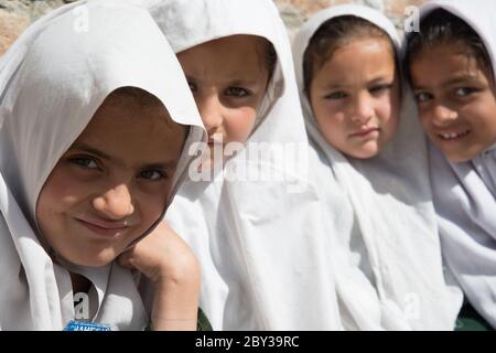 Schüler innerhalb und außerhalb einer Schule in Swat Valley, KPK, Pakistan. Stockfoto