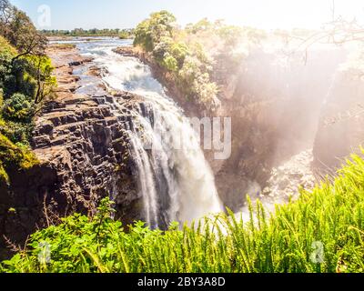Victoria Falls am Zambezi River. Trockenzeit. Grenze zwischen Simbabwe und Sambia, Afrika. Stockfoto