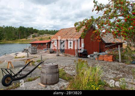 Sommer in Schweden. Eine traditionelle Faluröd-Fischerhütte auf Harstena, einer Insel an der Ostküste Schwedens in der Ostsee Stockfoto