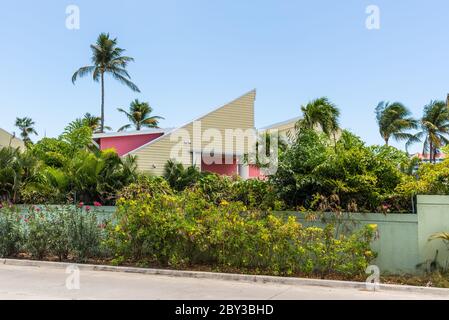 Smith Bay, St. Thomas, U.S. Virgin Islands (USVI) - 30. April 2019: Typisches Wohnhaus in Smith Bay Siedlung in St. Thomas, U.S. Virgin Isl Stockfoto