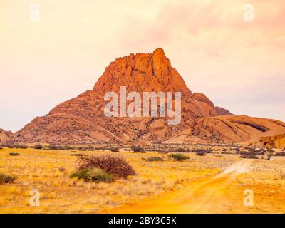 Spitzkoppe, aka Spitzkop - einzigartige Felsformation aus rosa Granit in Damaraland Landschaft, Namibia, Afrika. Stockfoto