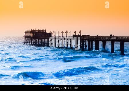 Küstenpier am Abend. Blick auf den Atlantik in Swakopmund, Namibia, Afrika.