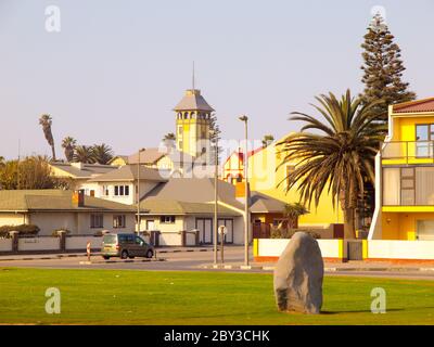 Bunte Gebäude an der Küste von Swakopmund, deutsche Kolonialstadt in Namibia, Afrika. Stockfoto