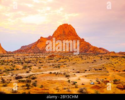 Spitzkoppe, aka Spitzkop - einzigartige Felsformation aus rosa Granit in Damaraland Landschaft, Namibia, Afrika. Stockfoto