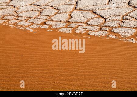 Risse im Boden und roten Sand der Namib Wüste, Deadvlei, Naukluft National Park, Namibia. Stockfoto