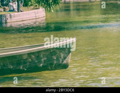 Nahaufnahme mit der Vorderseite eines Bootes oder einem Bogen auf dem Wasser eines Sees. Stockfoto