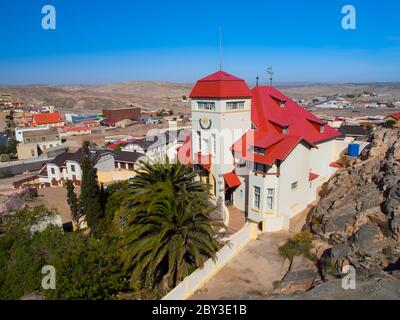 Goerke Haus mit weißer Fassade und rotem Dach, Jugendstil-Architektur, Luderitz, Namibia Stockfoto