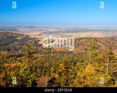 Herbstlandschaft des Lausitzer Gebirges. Blick vom Jedlova Berg, Ceczh Republik. Stockfoto