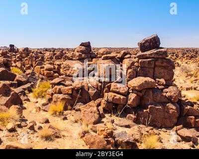 Giant's Playground Felsformationen an sonnigen Tagen mit klarem blauen Himmel in der Nähe von Keetmanshoop, Namibia, Afrika Stockfoto