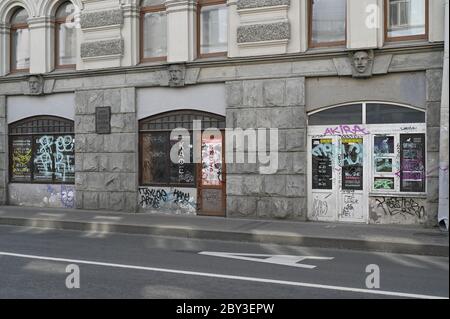 SANKT PETERSBURG, Russland, 8. Juni 2020: Coffeeshop und Bistrot wegen COVID-19-Sperre geschlossen, mit Graffiti bedeckt Stockfoto