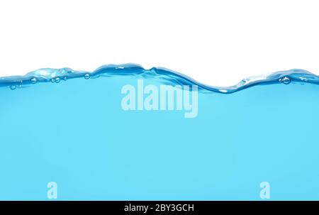 Wasserwelle, die isoliert auf weiß Stockfoto