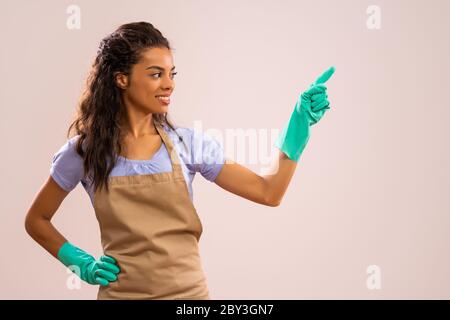 Porträt der afroamerikanischen Hausfrau, die bereit für die Hausarbeit ist. Stockfoto