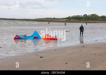 6. Juni 2020 EIN männlicher Kite-Surfer mit seiner Ausrüstung am Wasser am Ballyholme Beach in Bangor, Nordirland, bereitet sich auf Action vor. Stockfoto